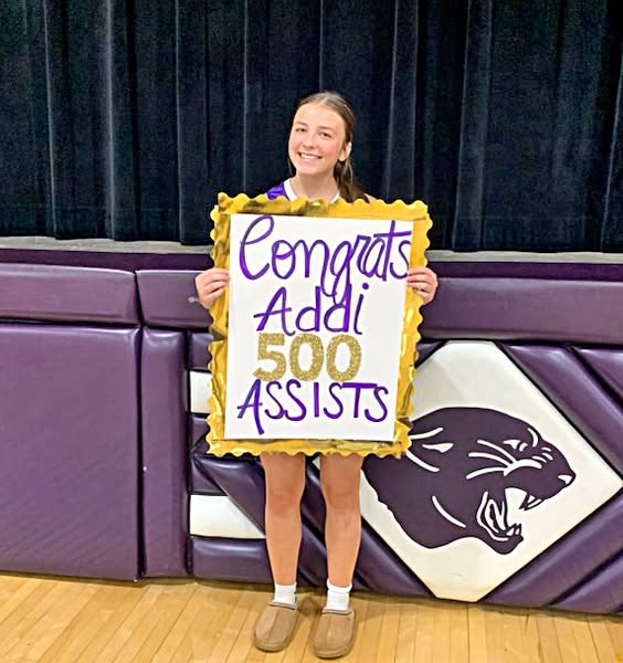 Addi Fisher proudly displays a sign commemorating her 500th career assist before Delavan’s match against Lewistown. The senior setter reached the milestone during the Panthers’ victory over Cuba/Spoon River Valley, adding another achievement to an outstanding volleyball career.